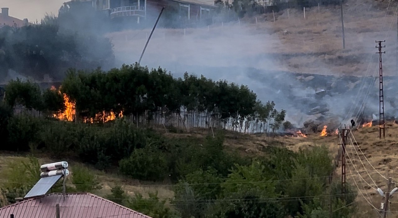 Yüksekovada anız yangını