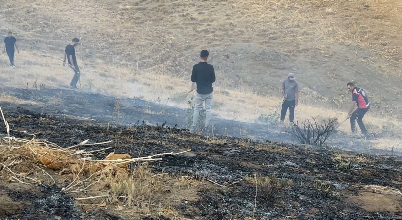 Yüksekovada anız yangını çevredeki evlere kadar yaklaştı: Ekiplerin müdahalesi sürüyor