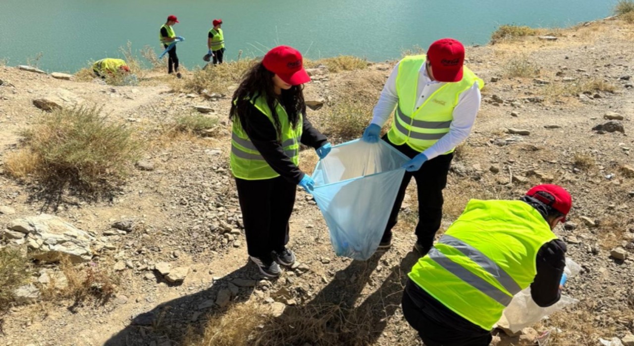 Yüksekovada gönüllüler Dilimli barajının etrafını çöplerden arındırdılar