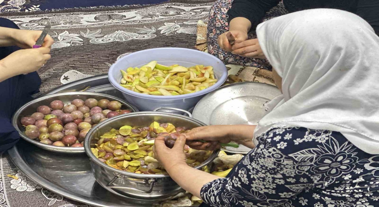 Yüksekovada kış hazırlığı: Pestil yapımı sürüyor