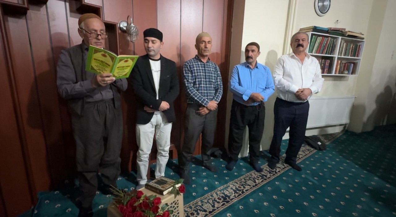 Yüksekovada Mevlid Kandili coşkusu: Gül, şerbet ve tatlı ikramı renkli anlar yaşattı