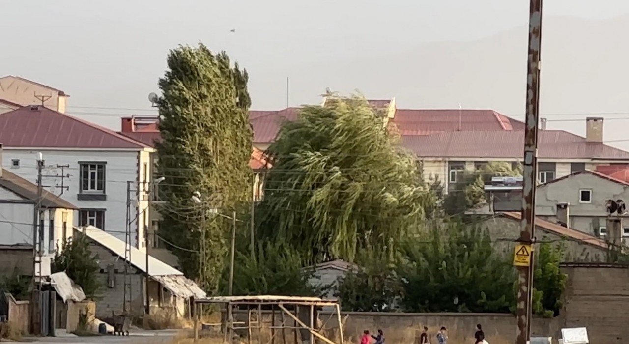 Yüksekovada şiddetli rüzgar hayatı olumsuz etkiledi