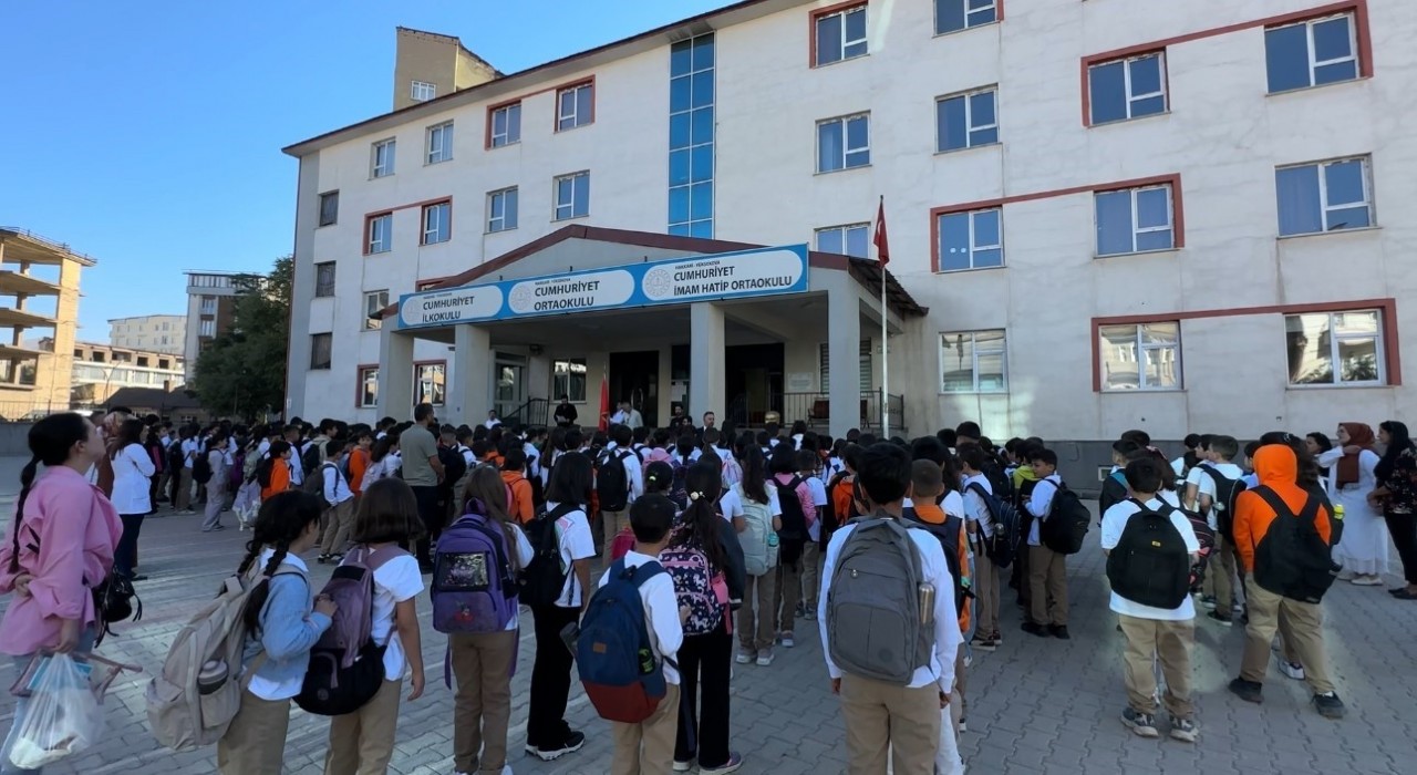 Yüksekovada yeni dönem başladı: Okullar öğrenci sesleriyle yankılandı