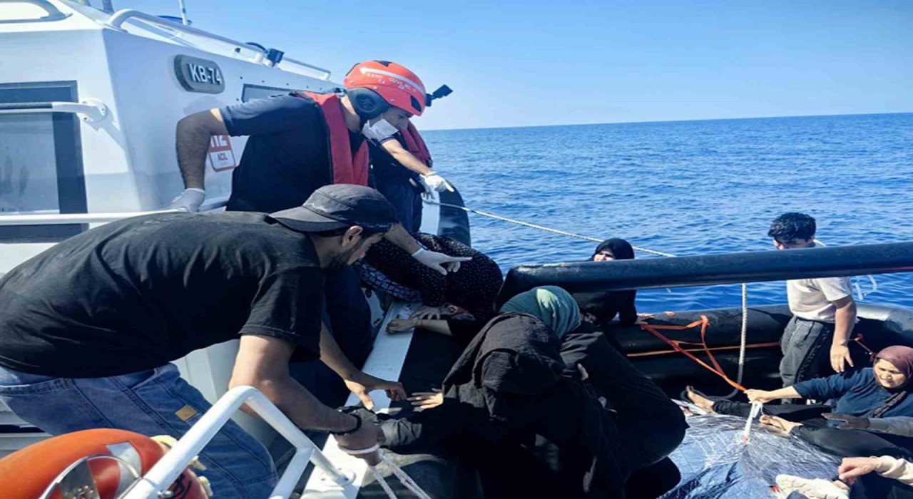 Yunanistanın geri ittiği 35 düzensiz göçmen kurtarıldı
