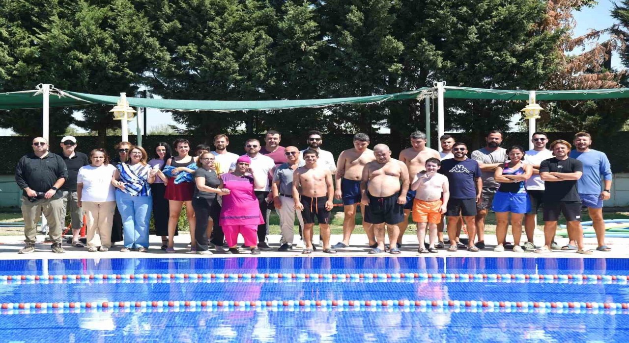 Yunusemrede özel öğrenciler havuzda buluştu