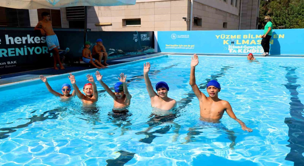 Yüzme bilmeyen kalmasın projesiyle 11 bin 443 kişiye yüzme eğitimi verildi