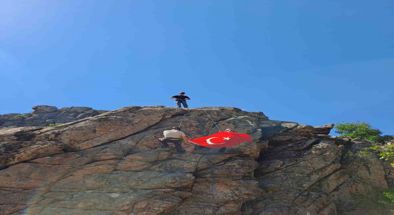 Zafer Bayramında Karakayalara tırmandılar