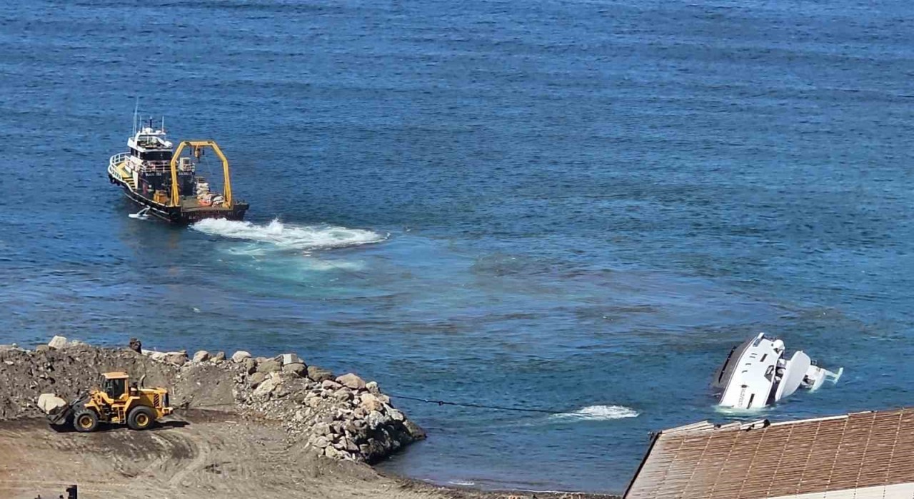 Zonguldakta denize indirildikten sonra batan lüks yatı çıkarma çalışmaları sürüyor