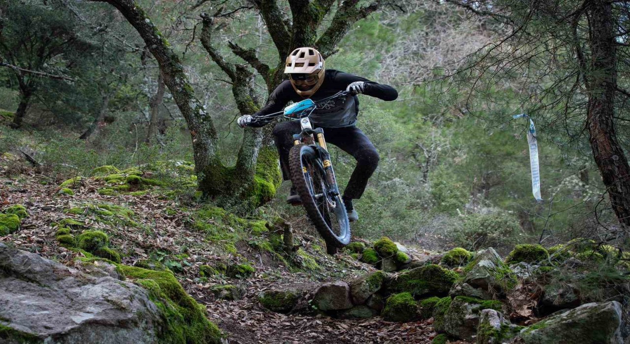 Zorlu parkurları bisikletiyle böyle aşıyor...Balkan Şampiyonasında Türkiyeyi temsil edecek