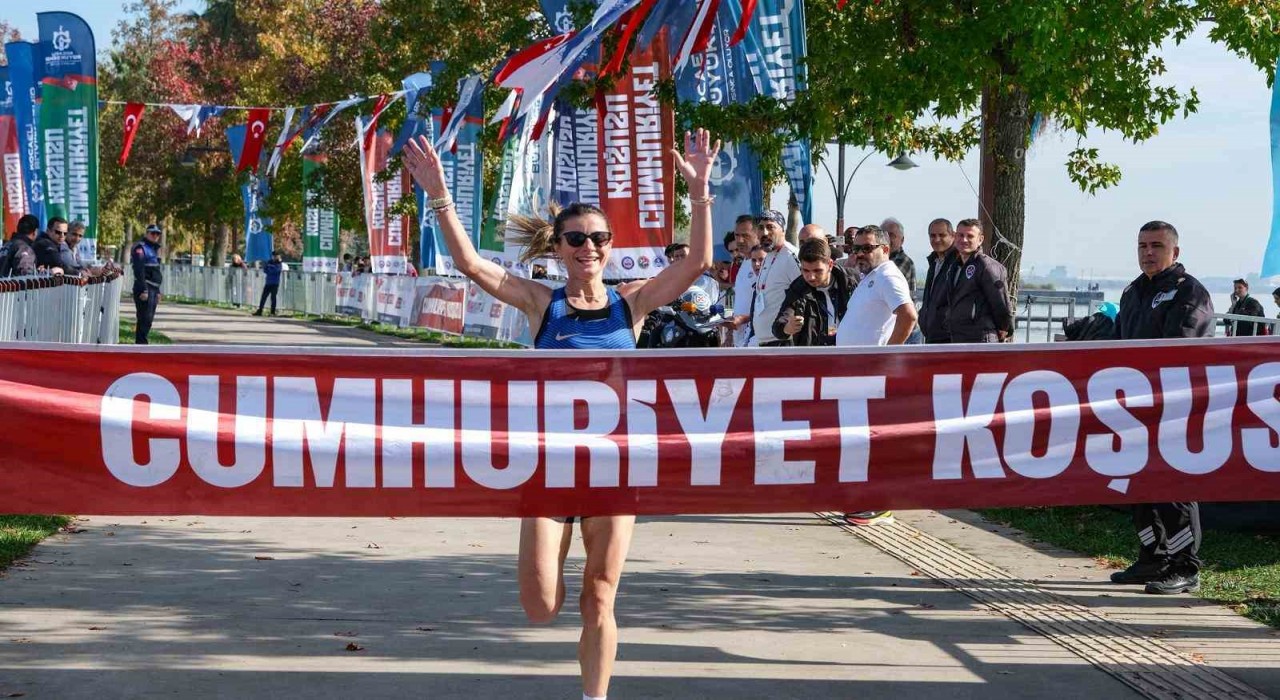 16 ülkeden sporcu Kocaelide Cumhuriyet için koştu