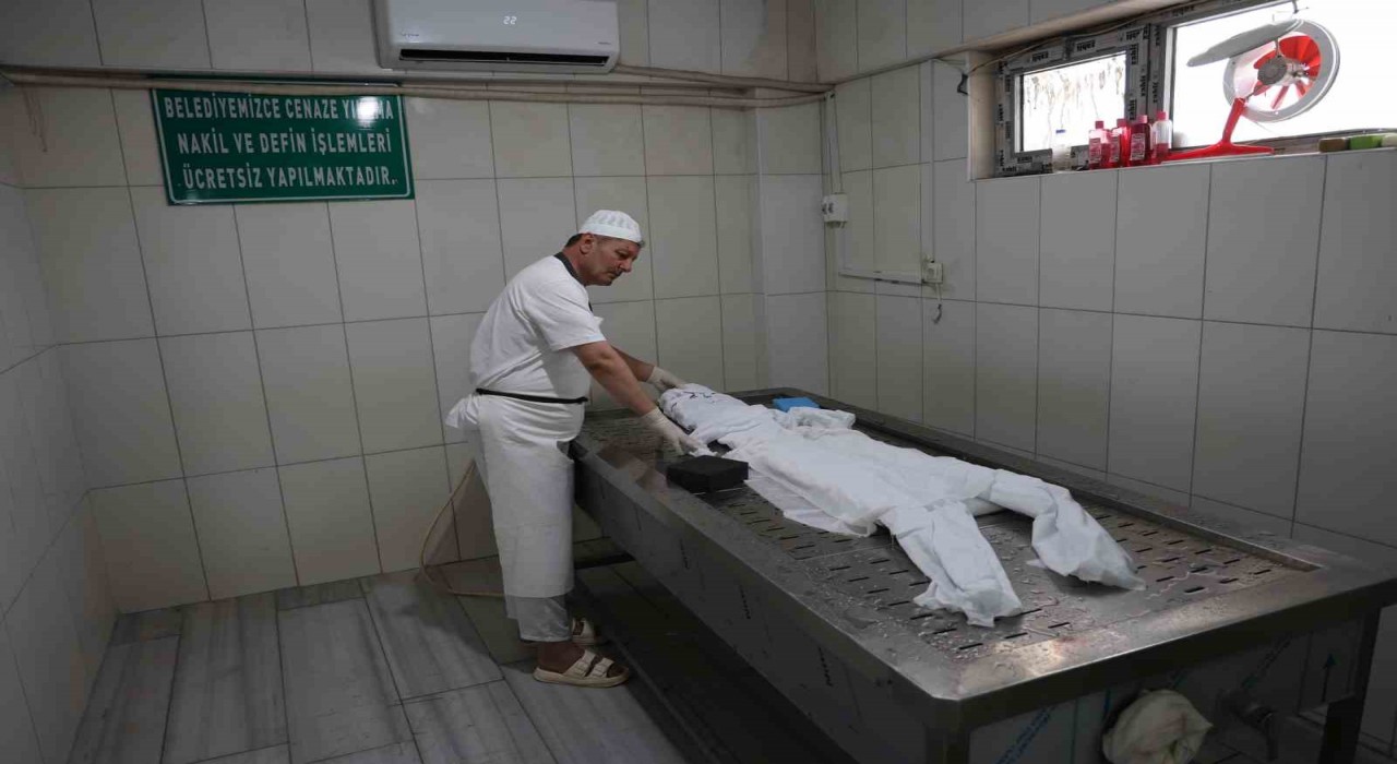 19 yıllık gassal, cenazenin nasıl yıkanacağını uygulamalı olarak anlattı