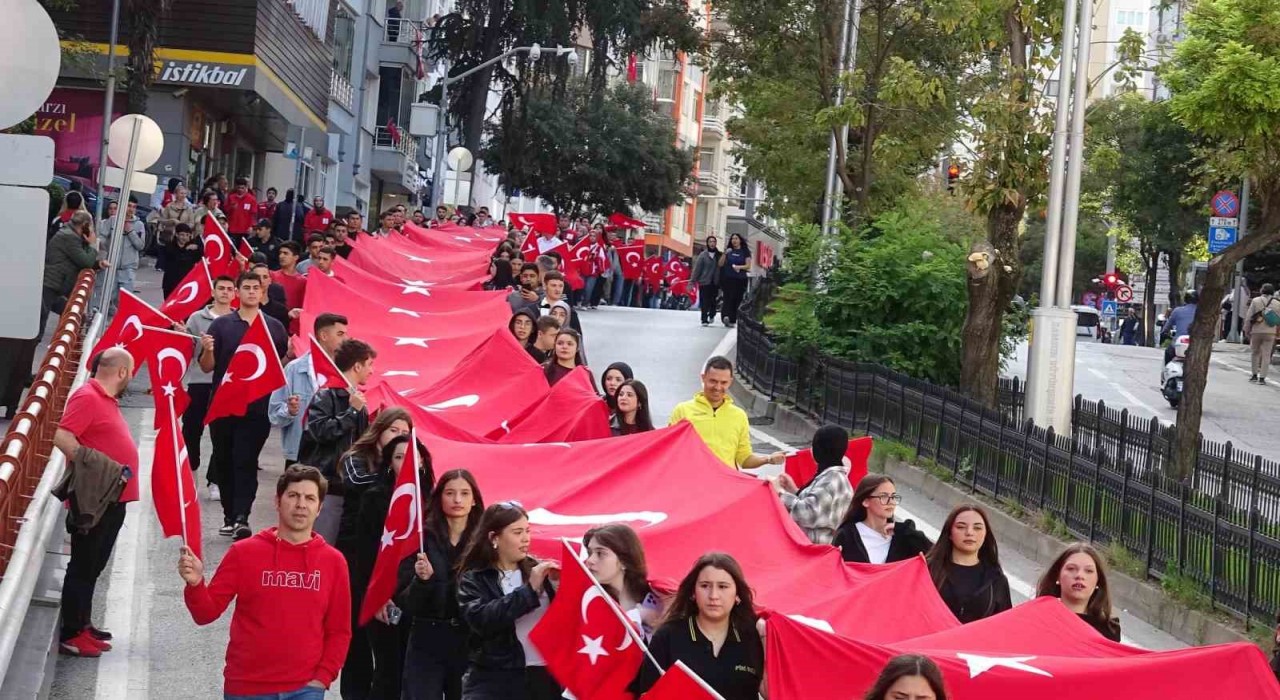 1919 metrelik Türk bayrağı eşliğinde ‘Cumhuriyet Yürüyüşü