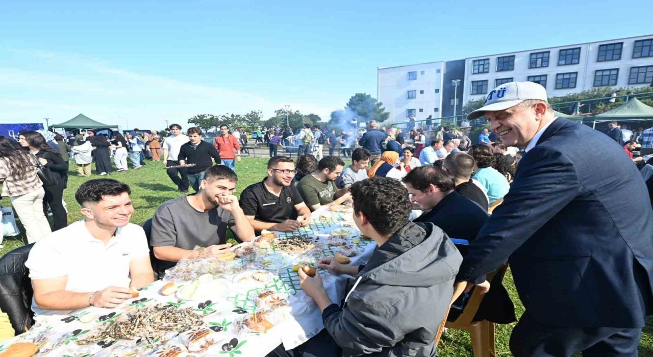 2 saatte 3 ton hamsi yediler