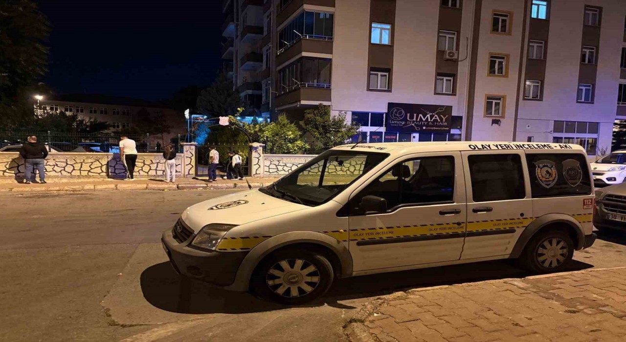 3 ay önce babası ölü bulunan genç intihar etti