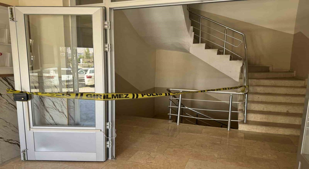 3üncü kattan merdiven boşluğuna düşen şahıs ağır yaralandı