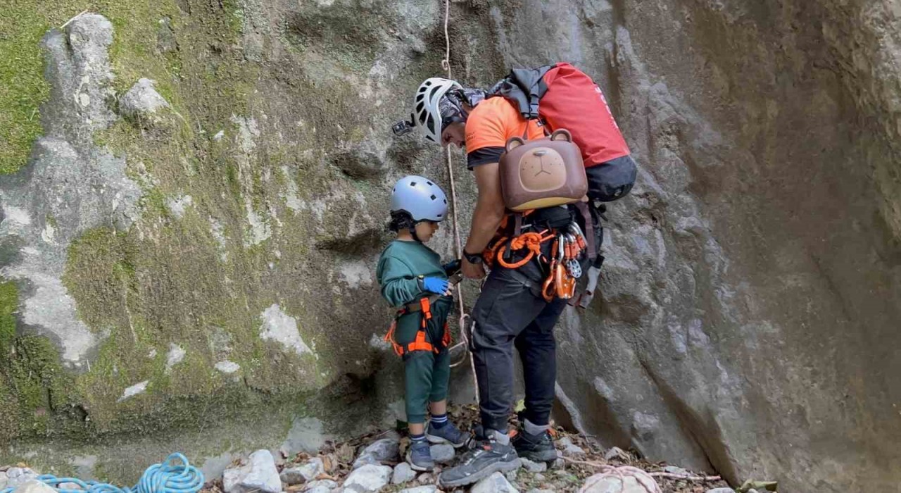 4 yaşındaki Yusuf 350 metrelik Darkale Kanyonunu geçti