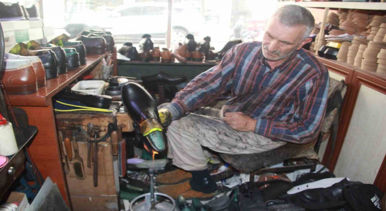 40 yıllık ayakkabı ustası, deriyi ateşle canlandırıyor