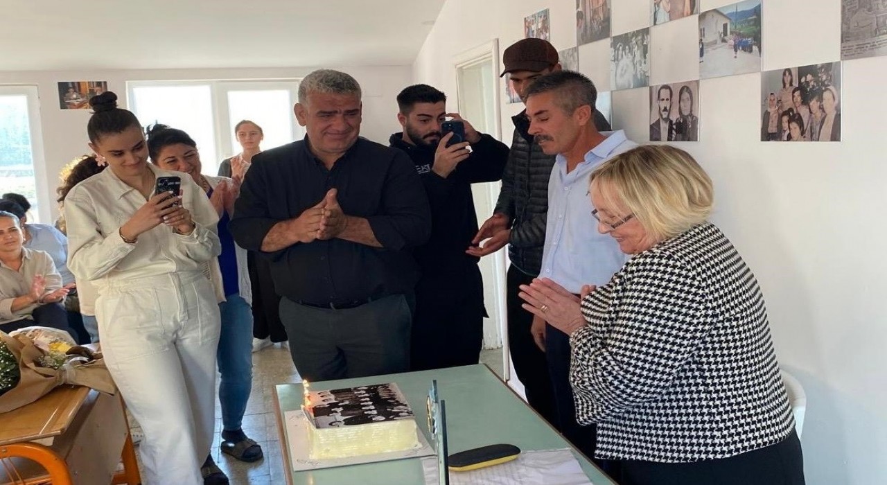 50 yıl sonra aynı sıralarda: Nesibe Öğretmene anlamlı sürpriz