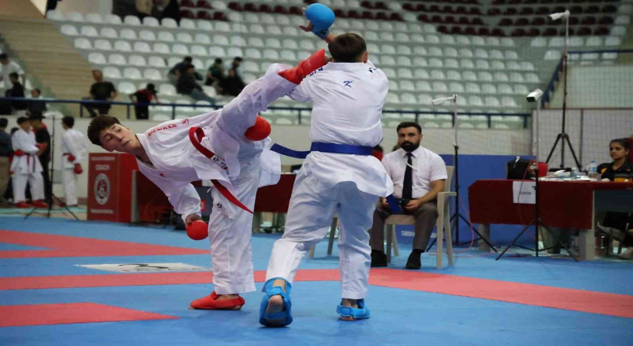 51 İlden bin 200 sporcu Elazığda karate için buluştu