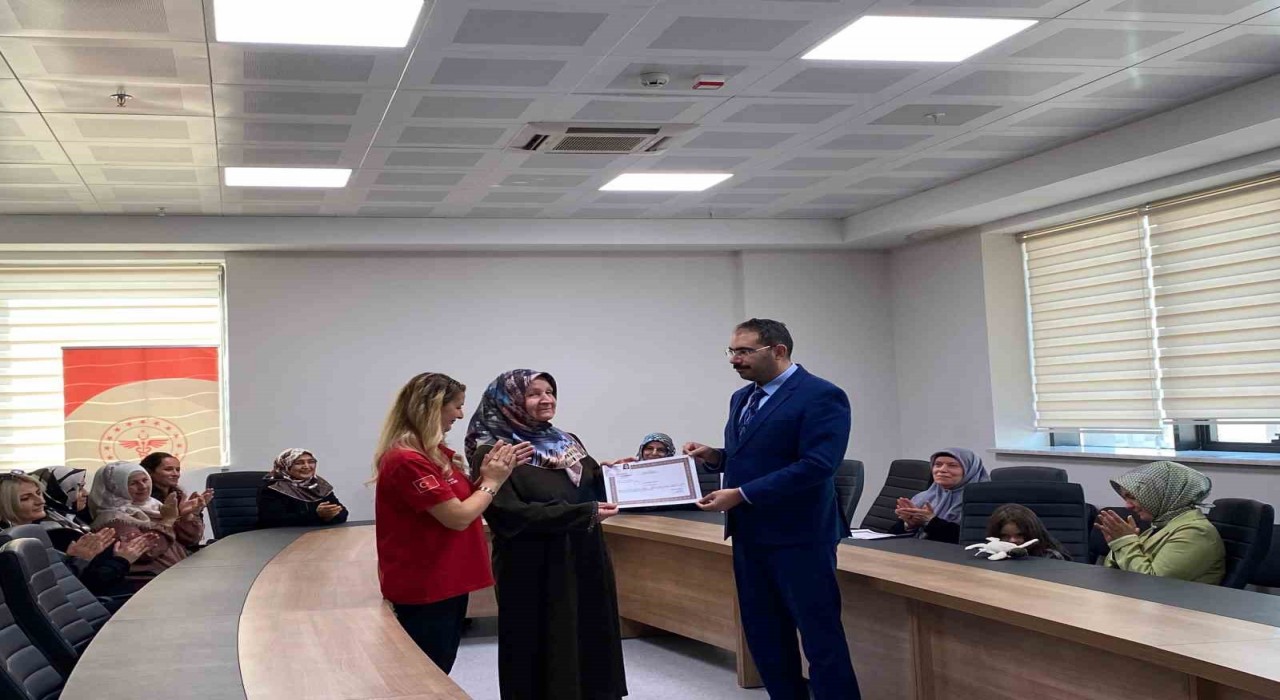 60 yaşında ilk yardım sertifikası aldı