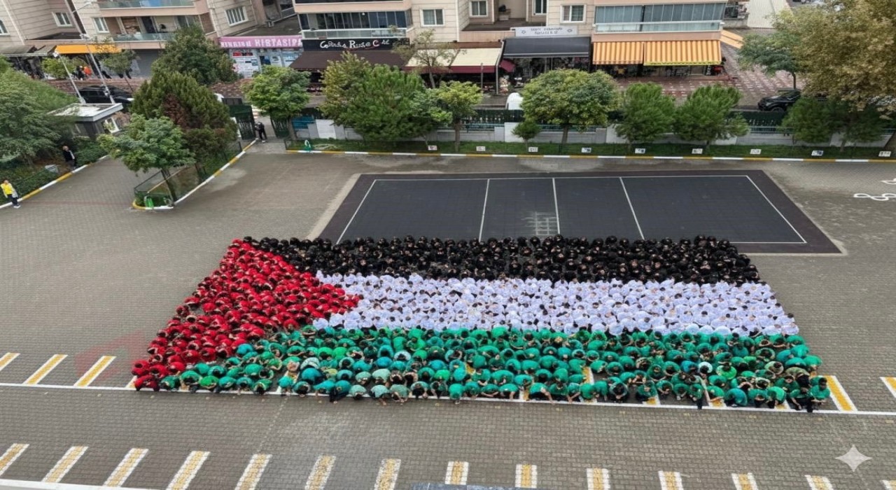 600 öğrenciden Filistine dev bayraklı destek