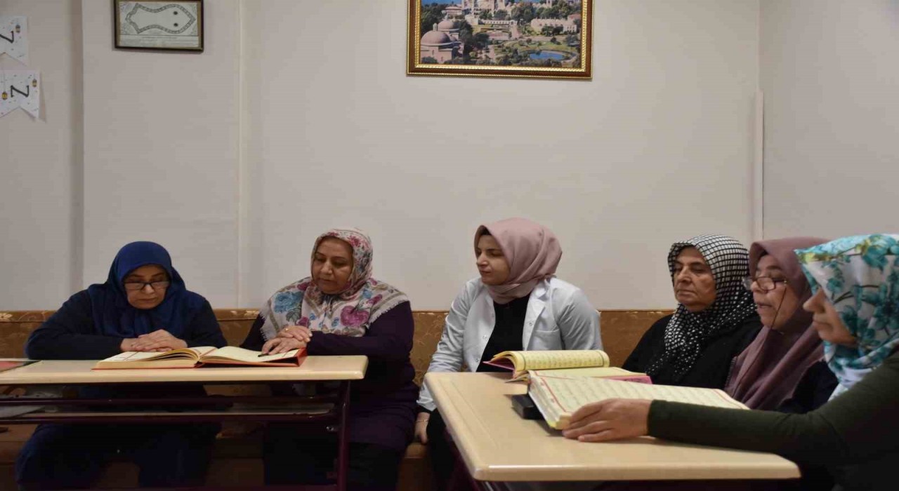 70 yaşında Kuran-ı Kerim okumayı öğrendi