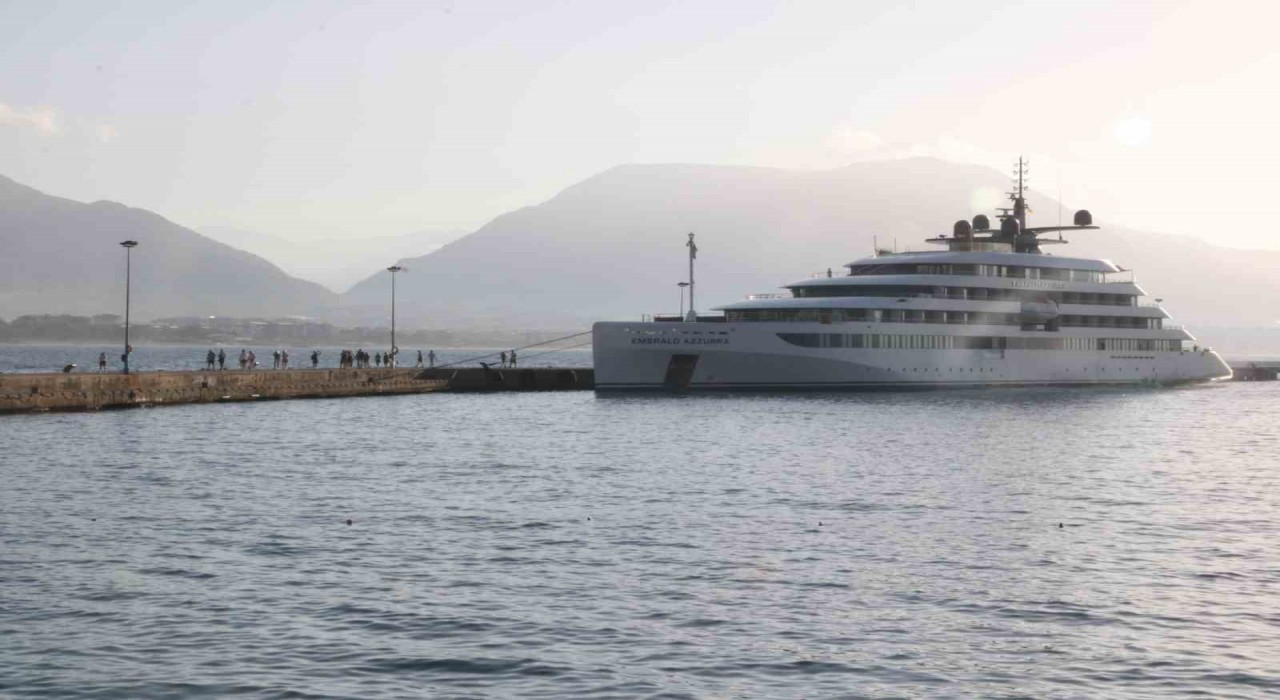 91 turist 74 mürettebatlı lüks gemi Alanyaya ulaştı