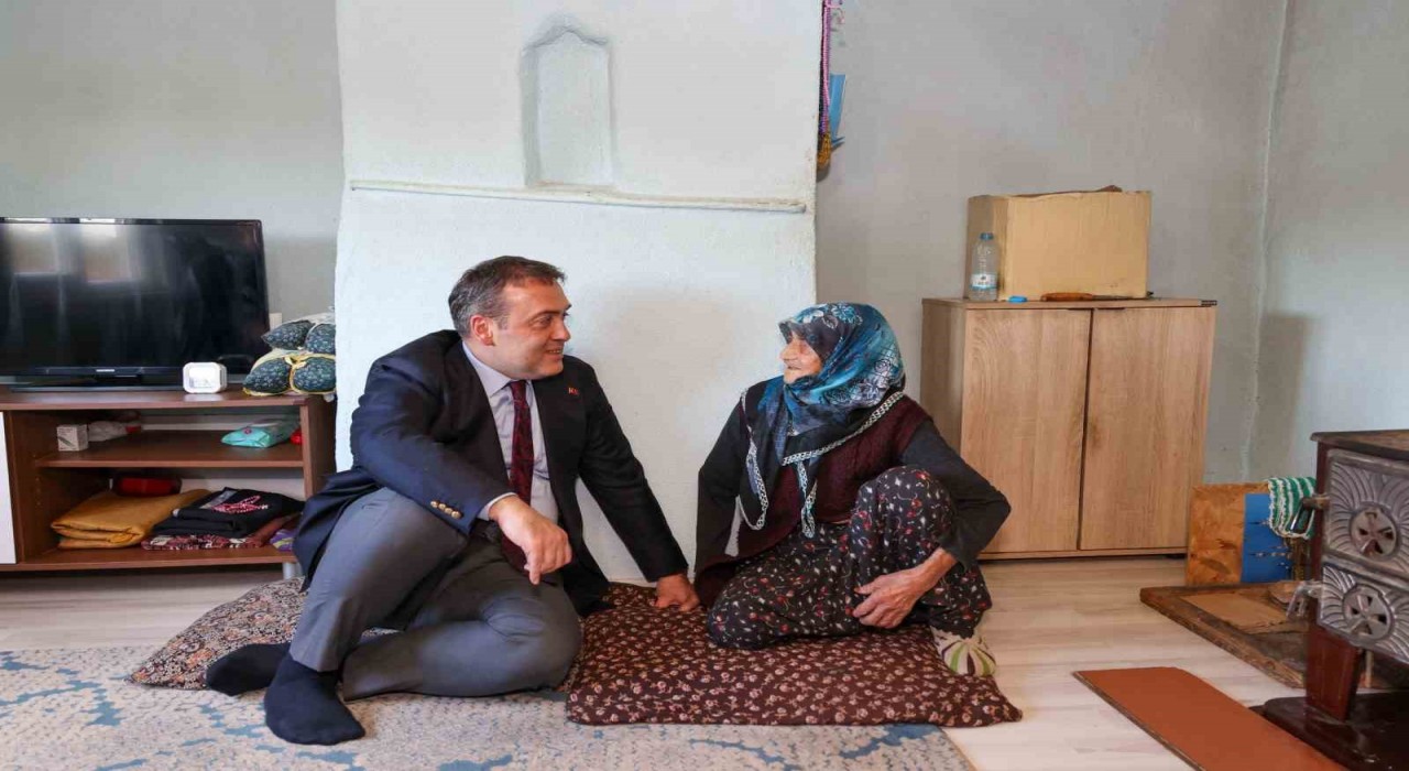 96 yaşındaki Fatma teyze Vali Sözeri evinde ağırladı