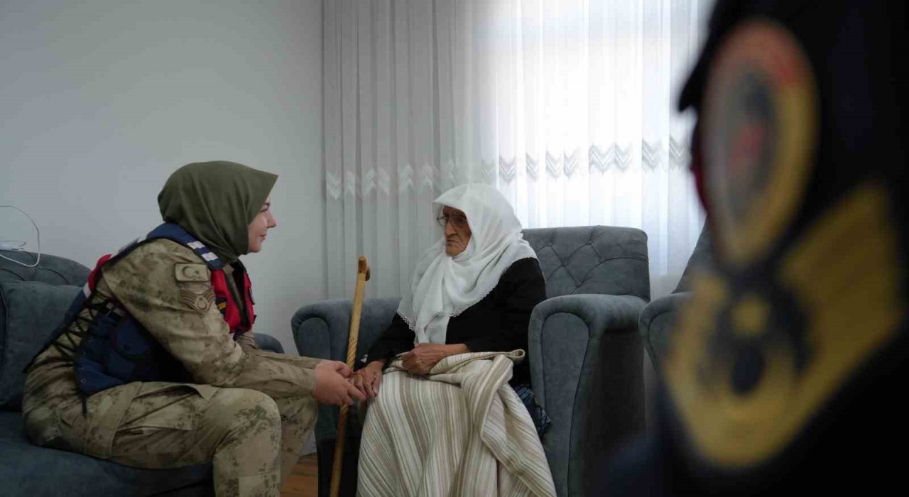 97 Yaşındaki Rabiye ninenin asker sevgisi: Biz Türküz, onlar  benim evladım