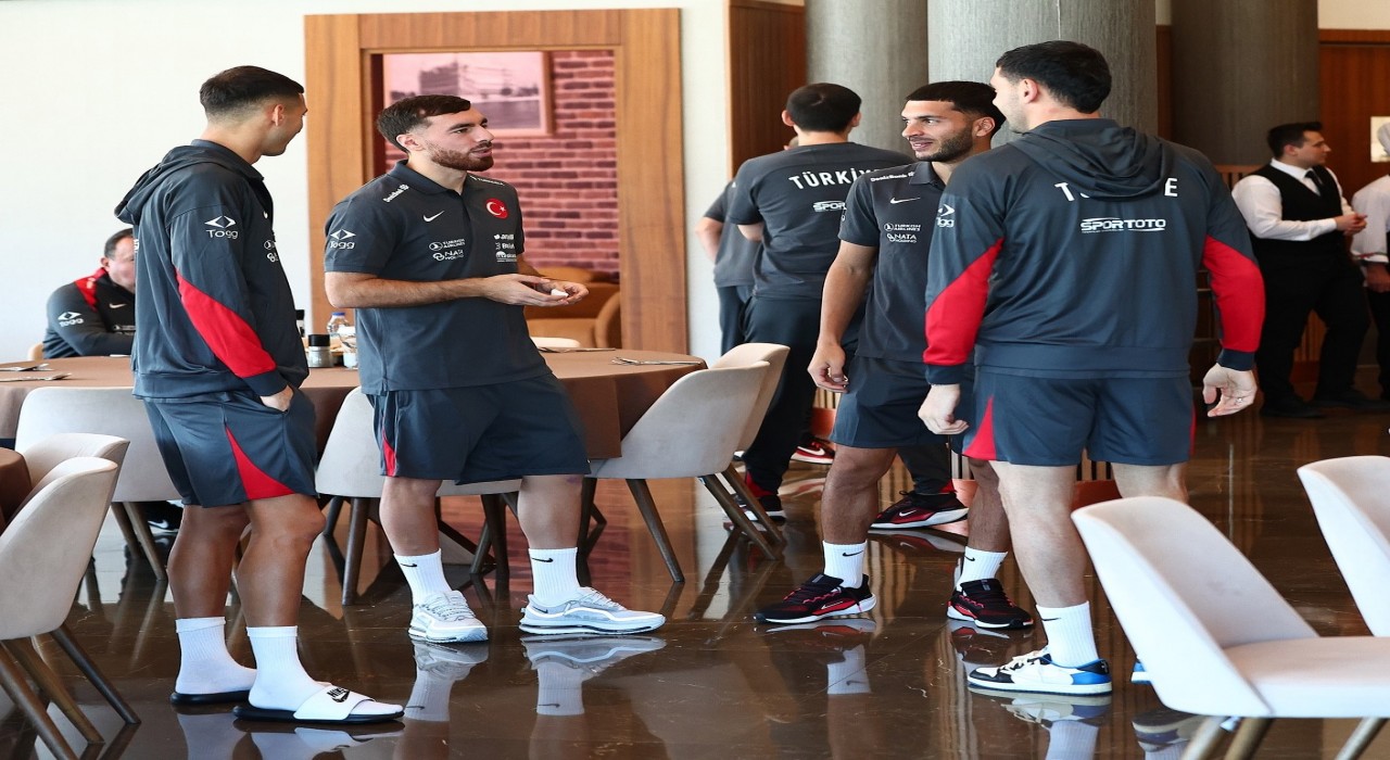 A Milli Futbol Takımı, Rivada kampa girdi