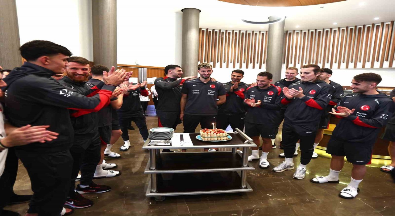 A Milli Takımda Atakan Karazorun doğum günü kutlandı