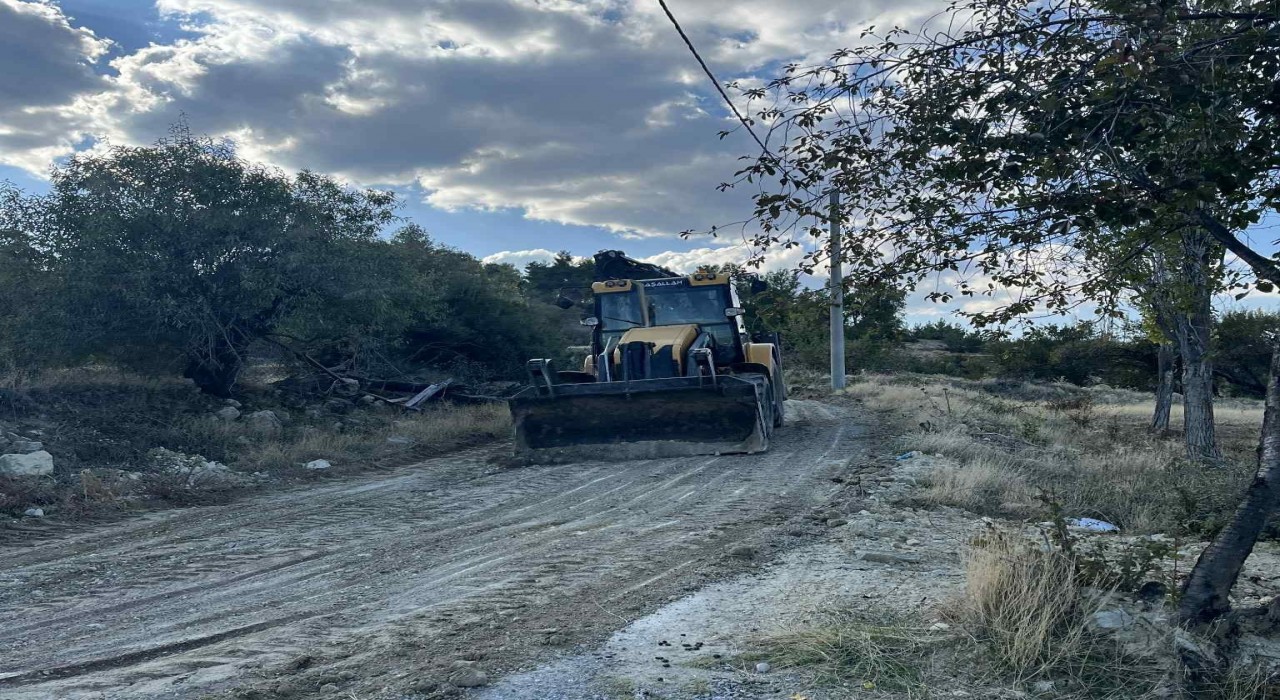 Acıpayam Belediyesinin düzeltmediği yolu vatandaşlar kendi imkânlarıyla düzelti
