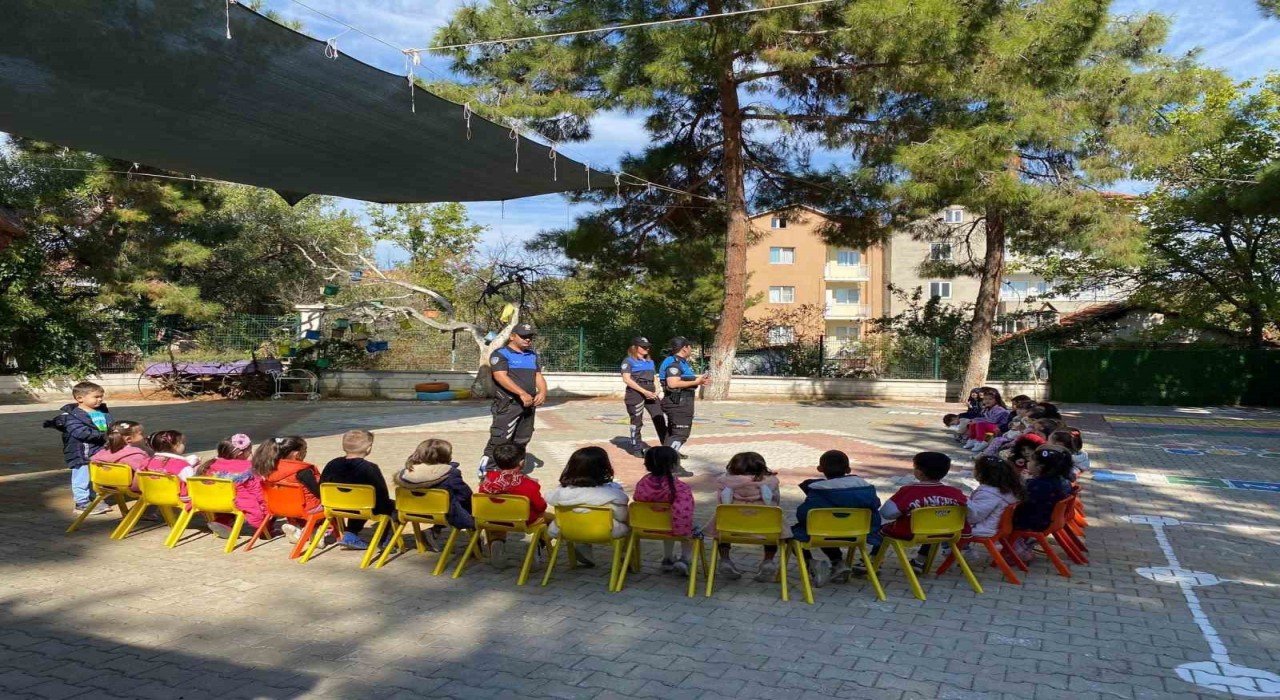 Acıpayamda miniklere polis sevgisi, vatandaşa ise dolandırıcılık anlatıldı