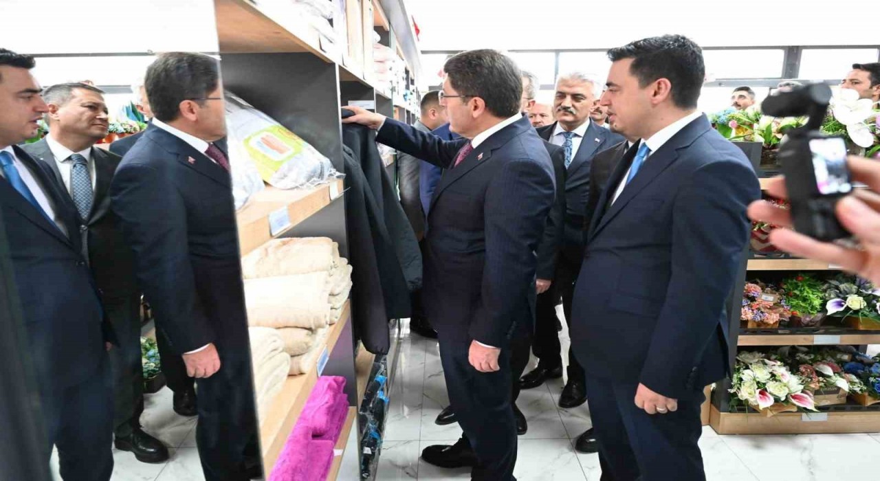 Adalet Bakanı Tunç, tutuklu ve hükümlülerin ürettiği ürünleri inceledi