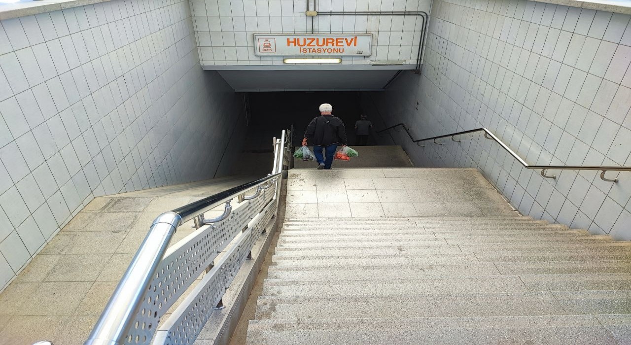 Adanada 16 yıl önce hizmete giren metro alt geçitte yürüyen merdivenin yeri var, mekanizması yok