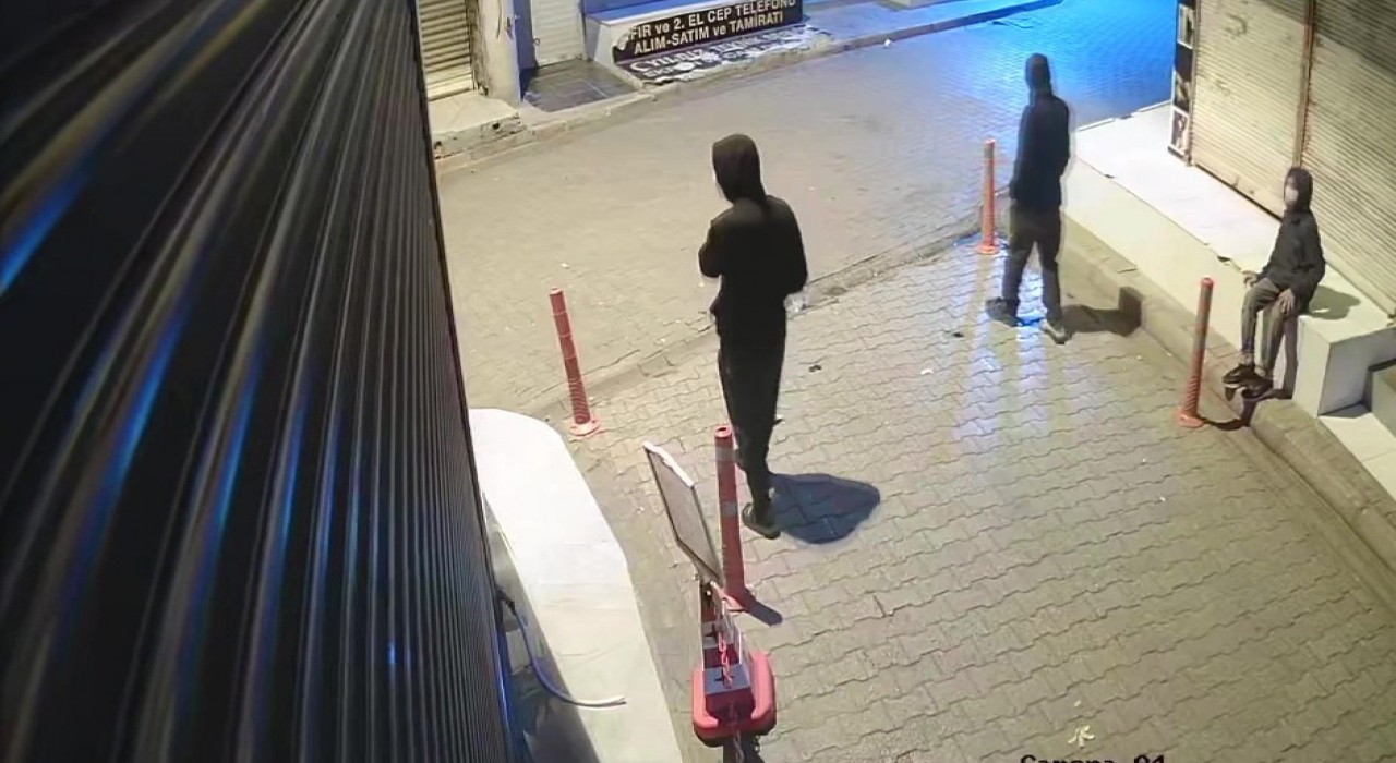 Adanada 3 kardeşin soygunu kamerada