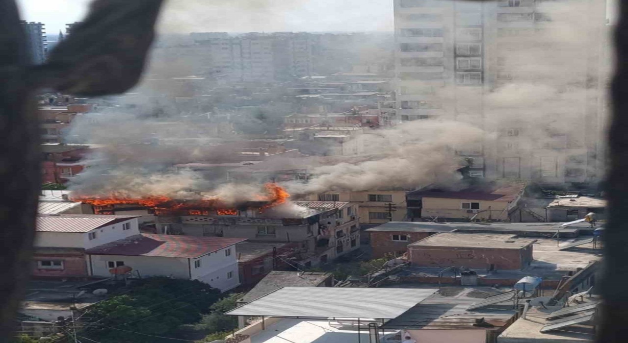 Adanada 3 katlı ev yanarak kullanılamaz hale geldi