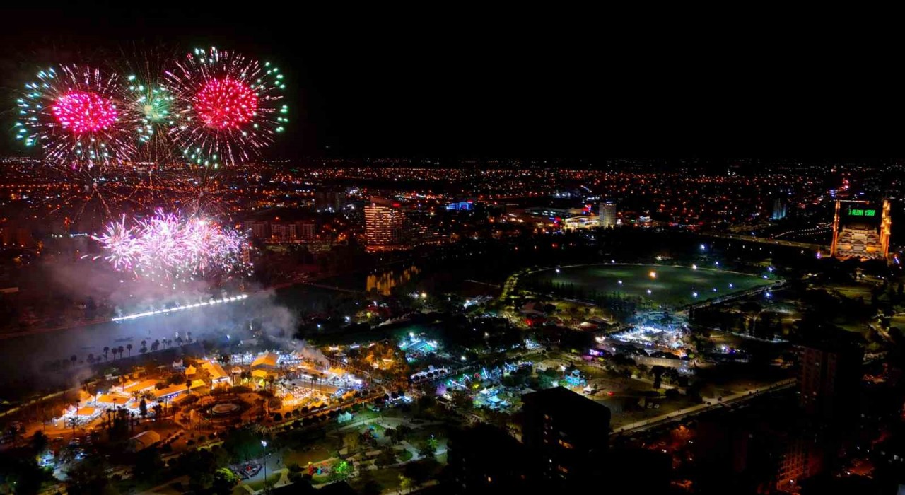 Adanada dron, lazer ve havai fişek gösterisi, görsel şölene sahne oldu