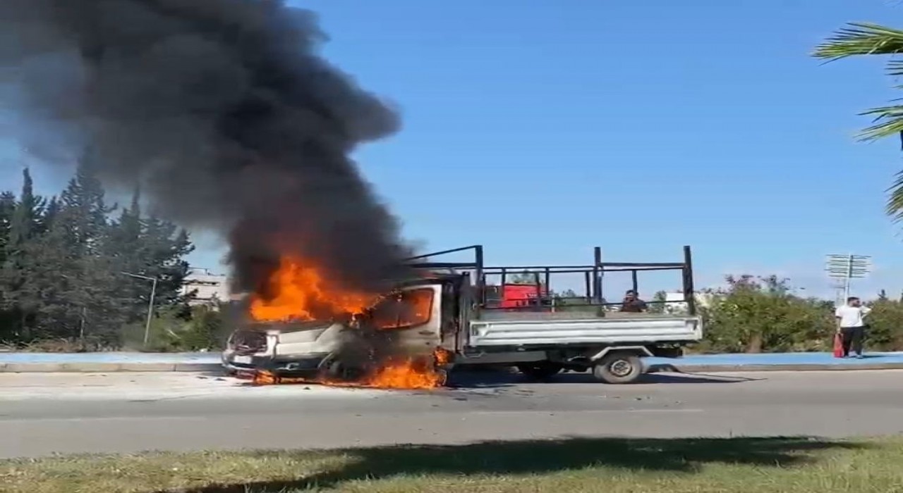 Adanada kamyonet alev alev yandı