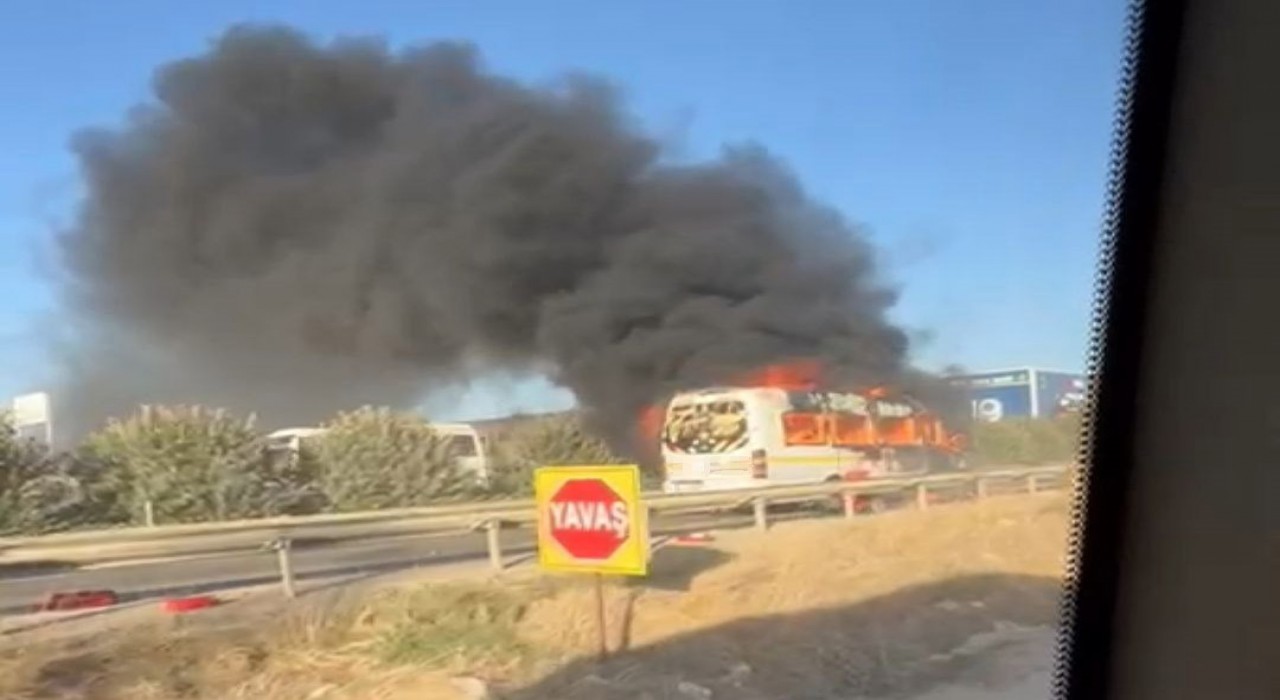 Adana'da öğrenci servisi yandı