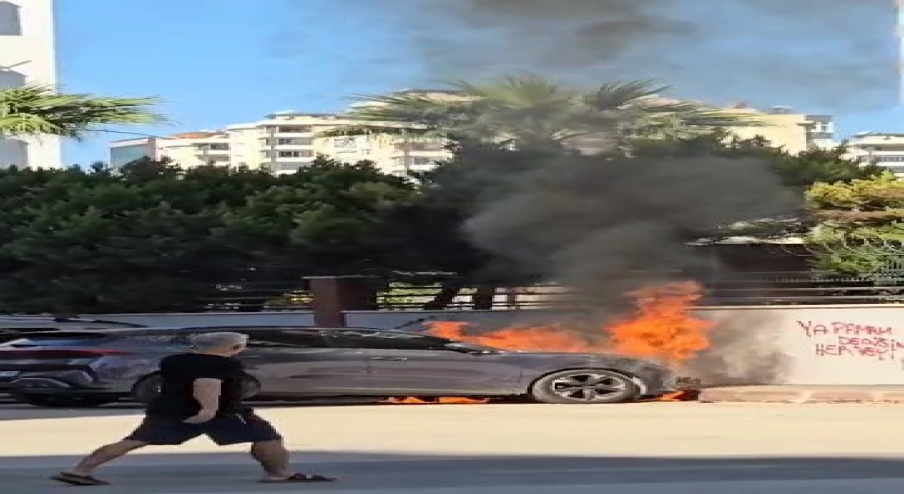 Adanada park halindeki araç alev alev yandı