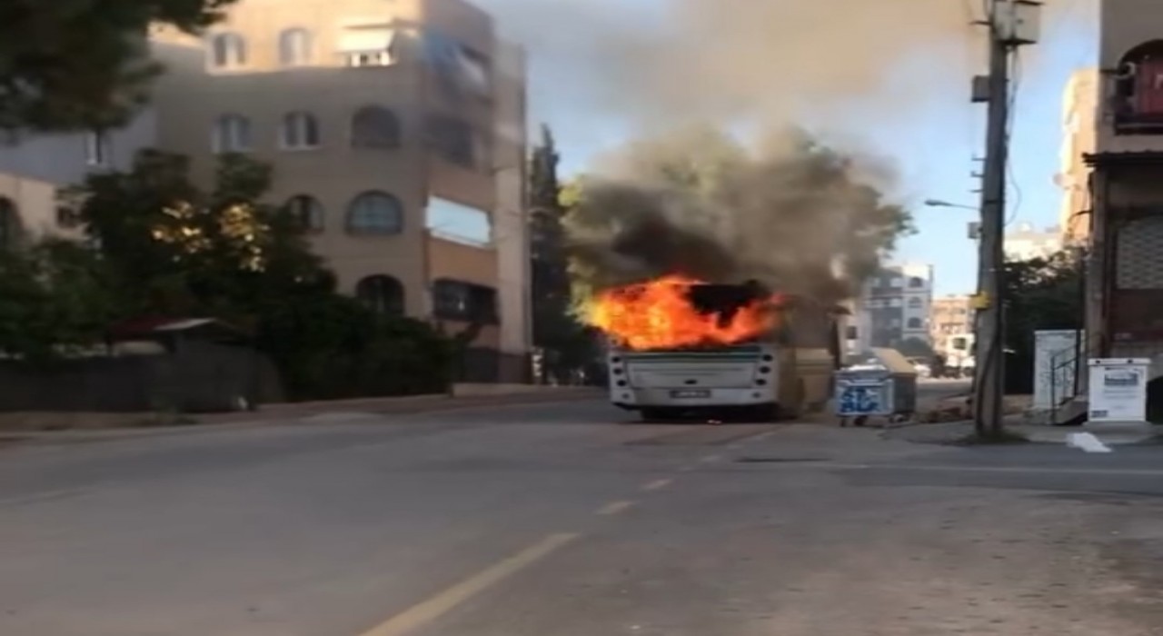 Adanada park halindeki halk otobüsü yandı