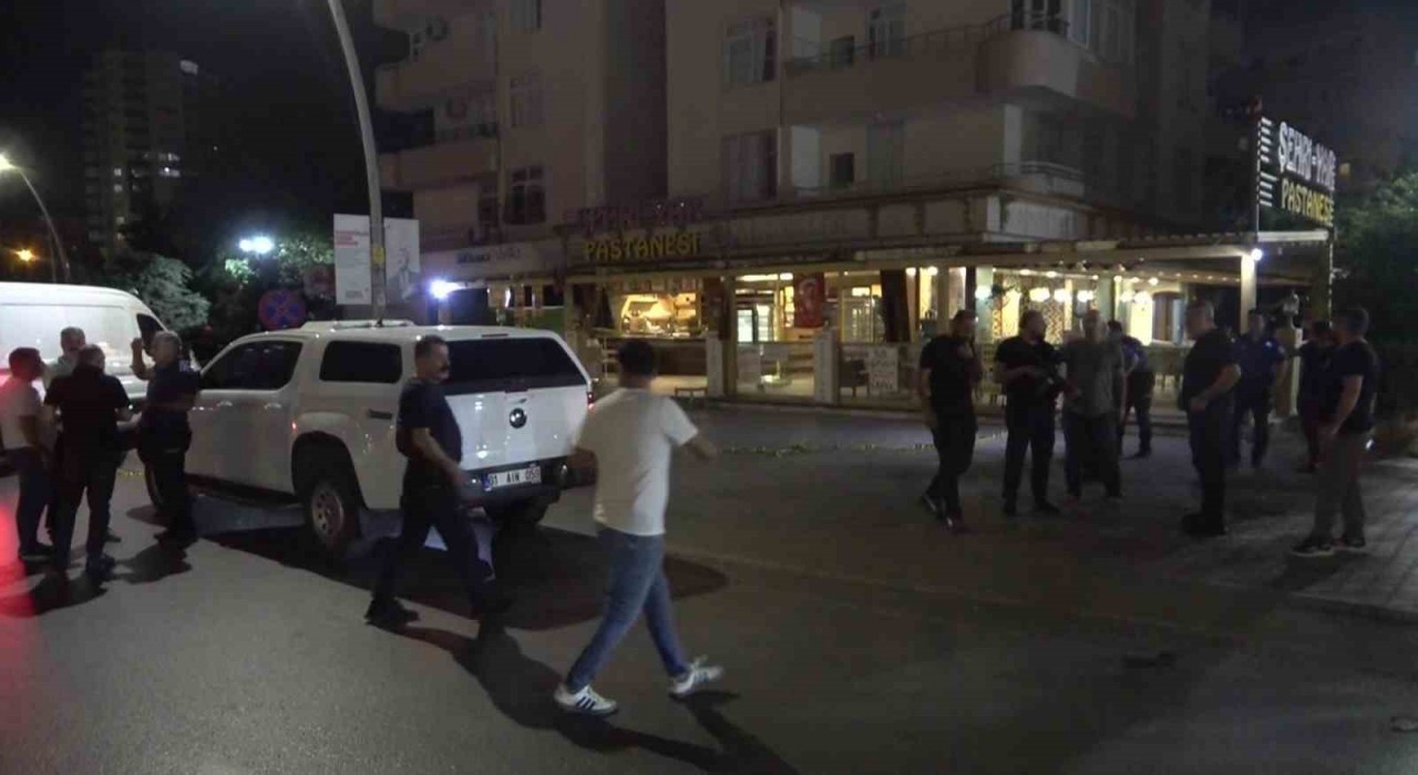 Adanada pastaneye pimi çekilmemiş el bombası atıldı