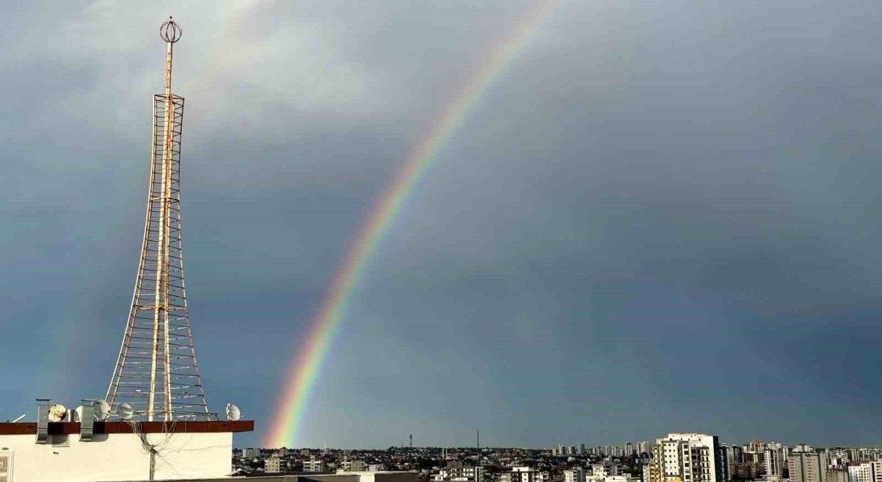 Adanada yağmur sonrası gökkuşağı oluştu