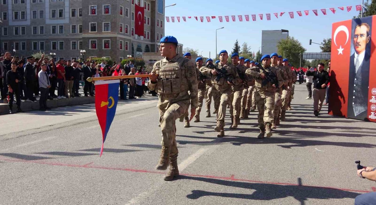 Adıyamanda, Cumhuriyetin 102. yılı coşkuyla kutlandı