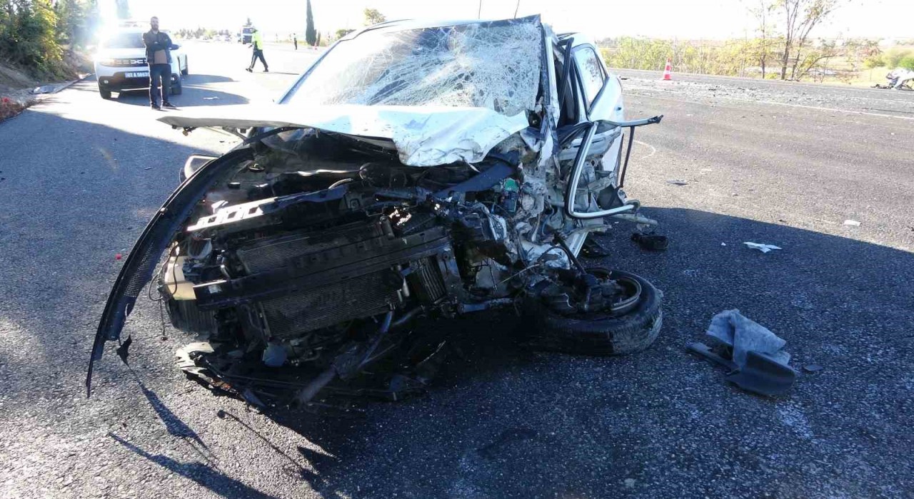 Adıyamanda feci kaza: 1 polis, 1 muhtar ağır yaralı