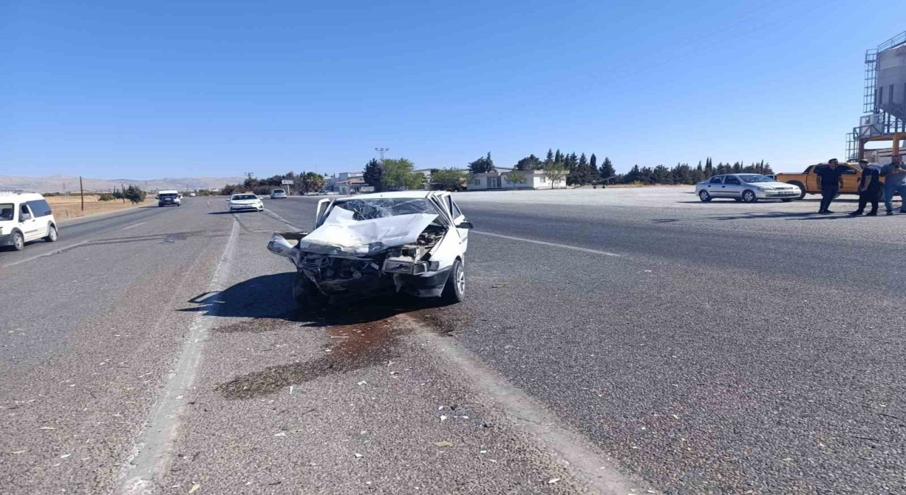 Adıyamanda iki otomobil çarpıştı: 4 yaralı