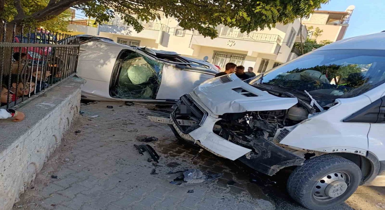 Adıyamanda okul servisi ile otomobil çarpıştı: 5i öğrenci 7 yaralı