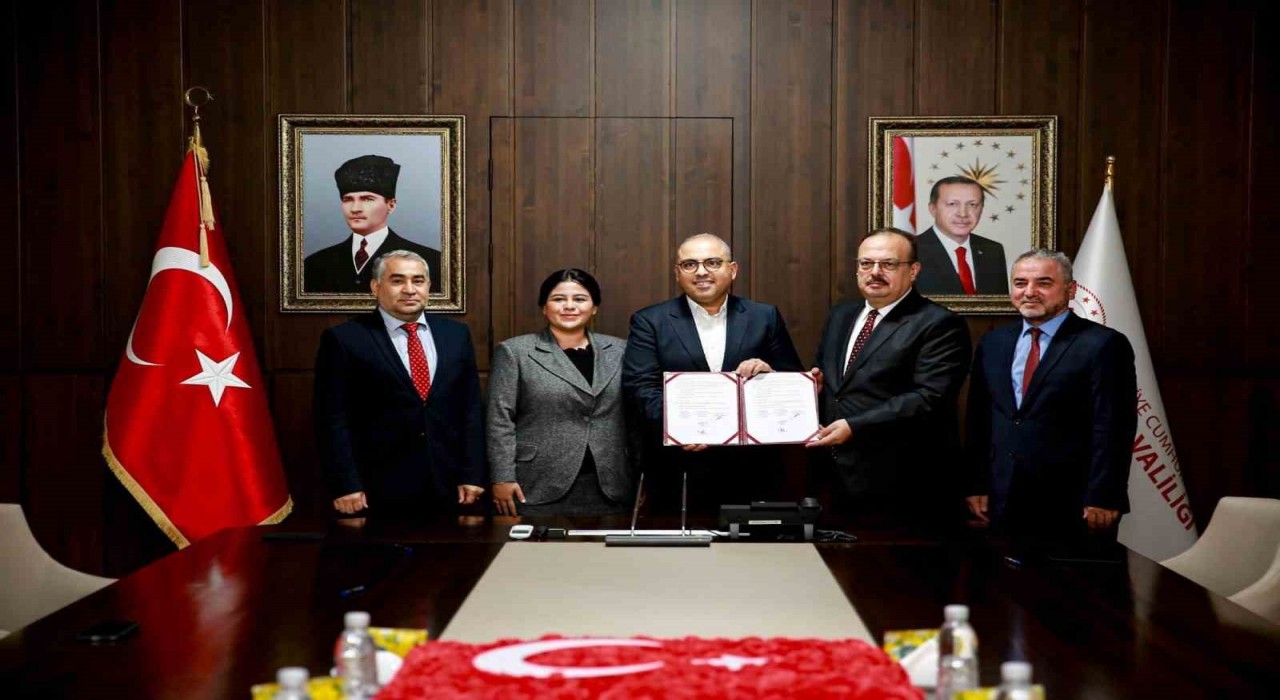 ADÜ İlahiyat Fakültesinde yapılacak olan cami için imzalar atıldı