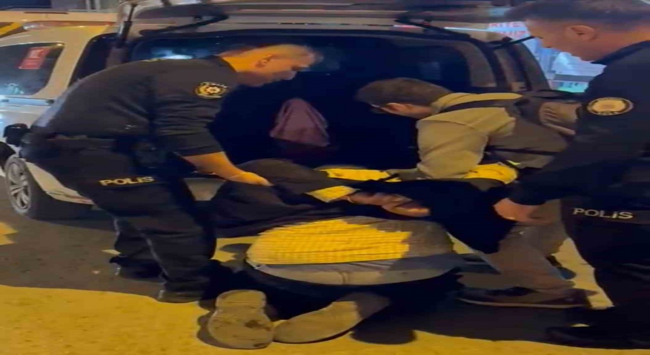 Agresif tavırları nedeniyle kendisine müdahale etmek isteyen polislere saldırdı